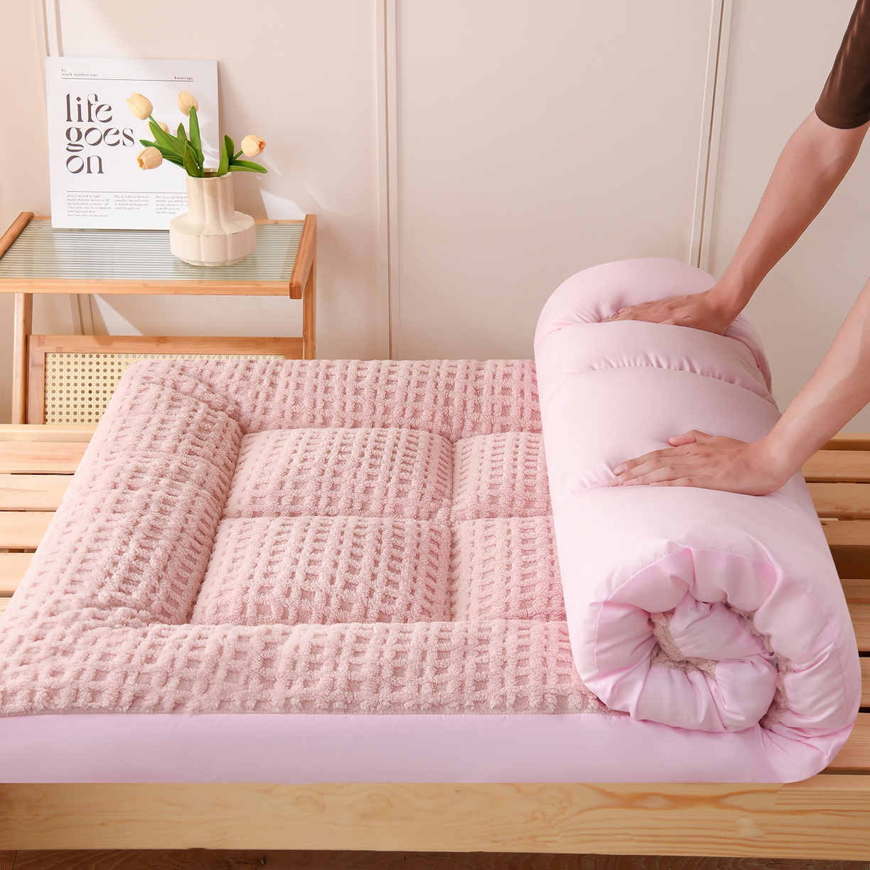 91家纺网 家纺一手货源 找家纺 预言家纺 2025新款A类提花牛奶绒塔芙绒床垫跨境 方格浅粉