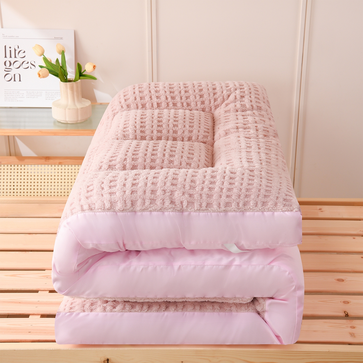 91家纺网 家纺一手货源 找家纺 预言家纺 2025新款A类提花牛奶绒塔芙绒床垫跨境 方格浅粉