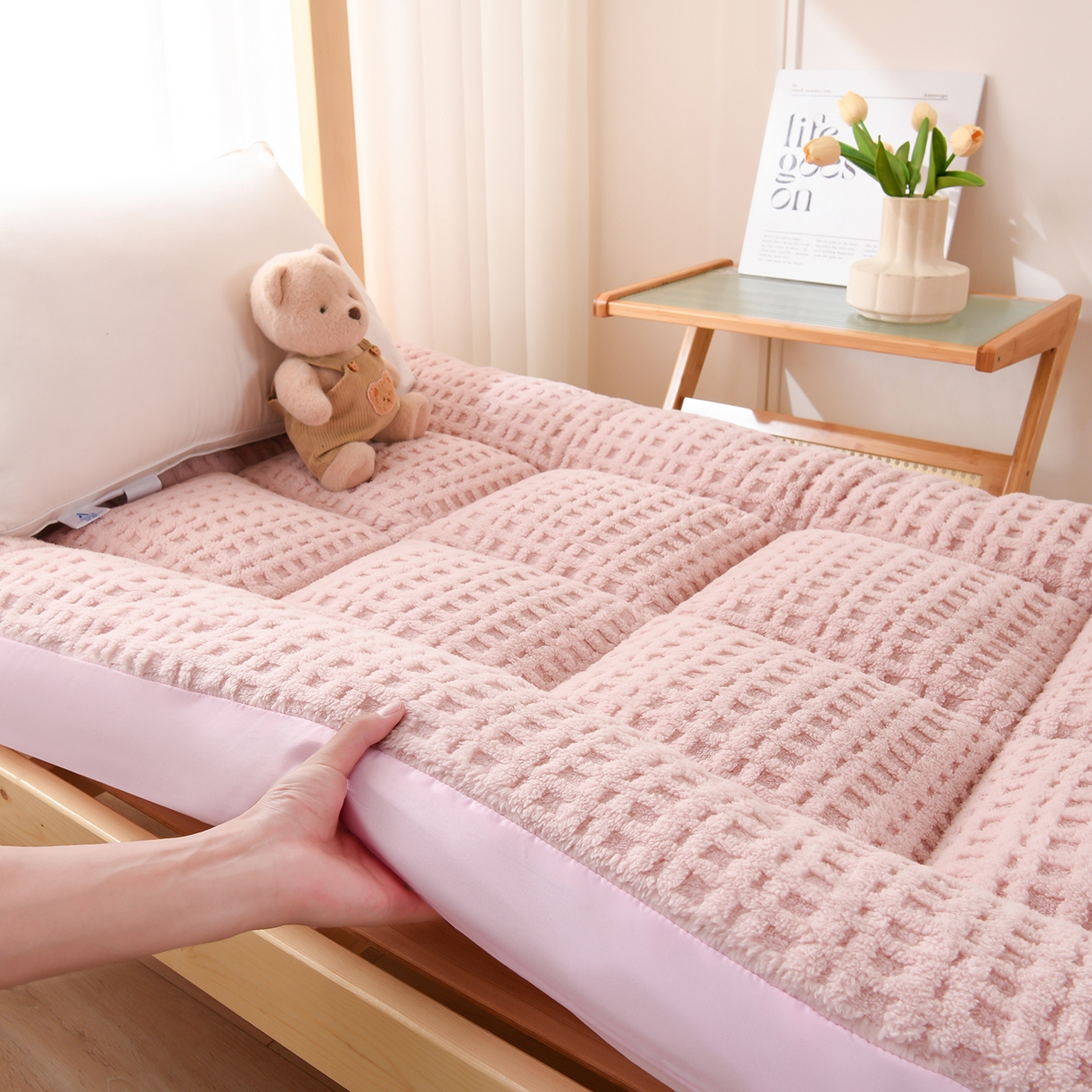 91家纺网 家纺一手货源 找家纺 预言家纺 2025新款A类提花牛奶绒塔芙绒床垫跨境 方格浅粉