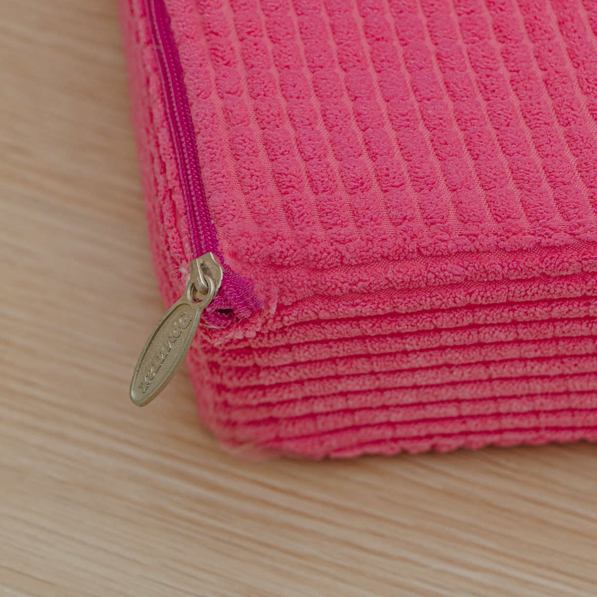 91家纺网 家纺一手货源 找家纺 沐沐家纺 2026新款玉米绒立体坐垫 玫红