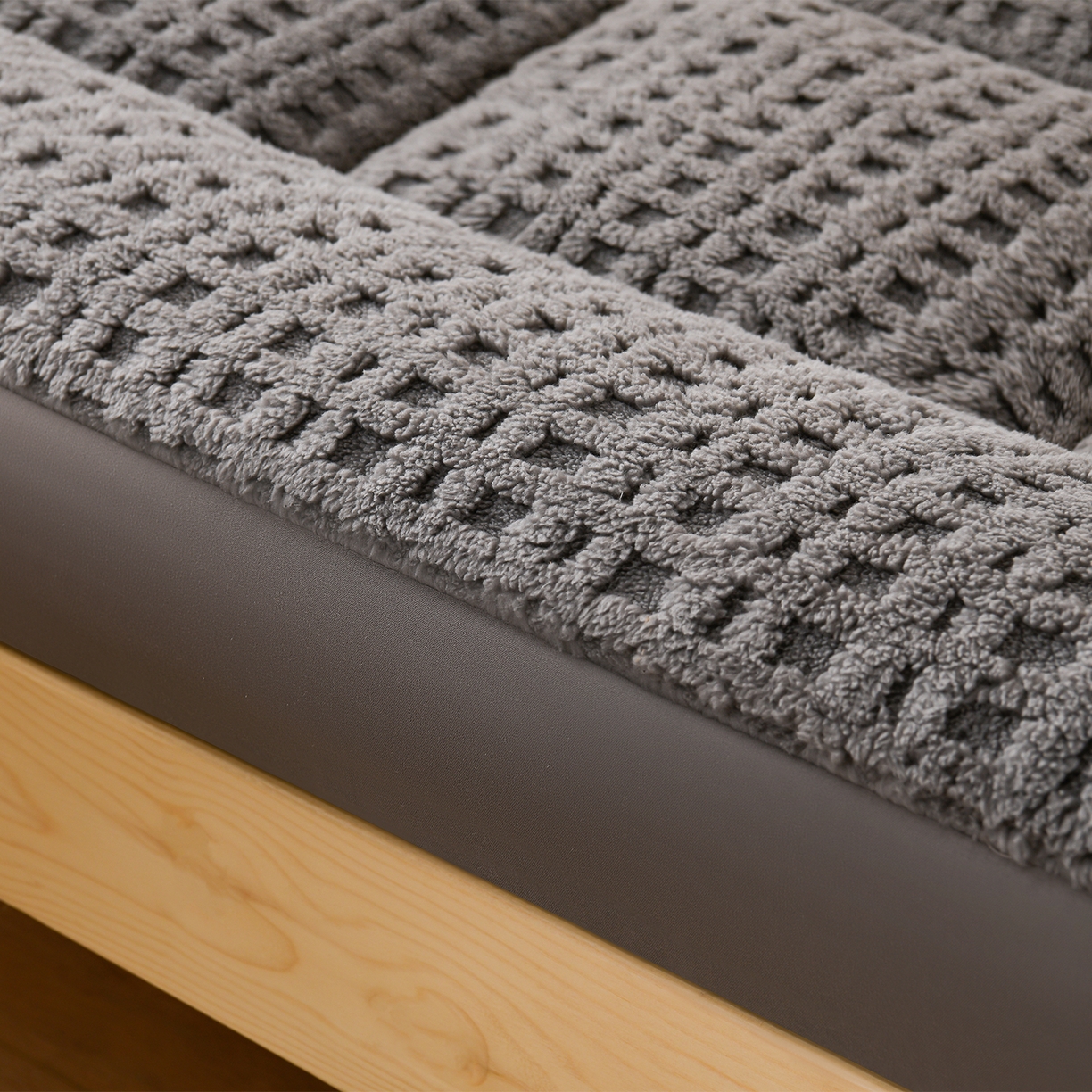 91家纺网 家纺一手货源 找家纺 预言家纺 2025新款A类提花牛奶绒塔芙绒床垫跨境 方格深灰