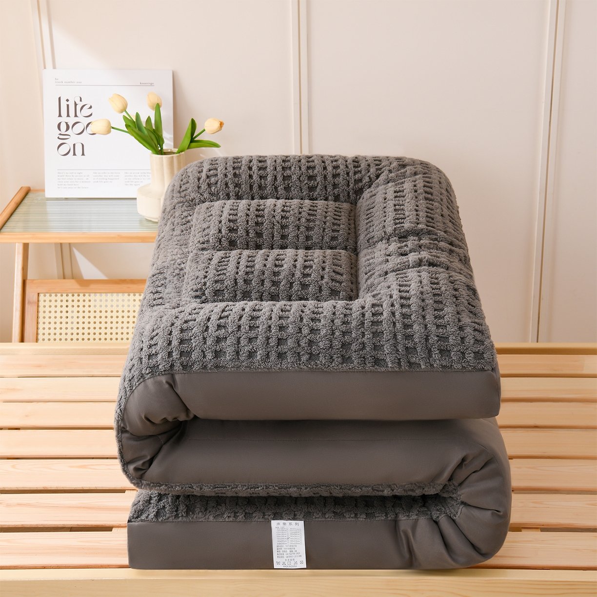 91家纺网 家纺一手货源 找家纺 预言家纺 2025新款A类提花牛奶绒塔芙绒床垫跨境 方格深灰