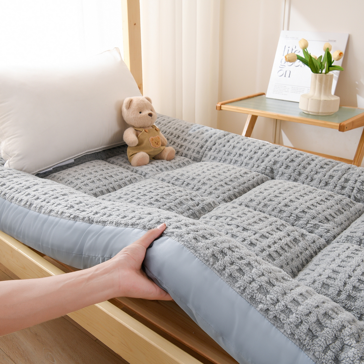 91家纺网 家纺一手货源 找家纺 预言家纺 2025新款A类提花牛奶绒塔芙绒床垫跨境 方格烟灰