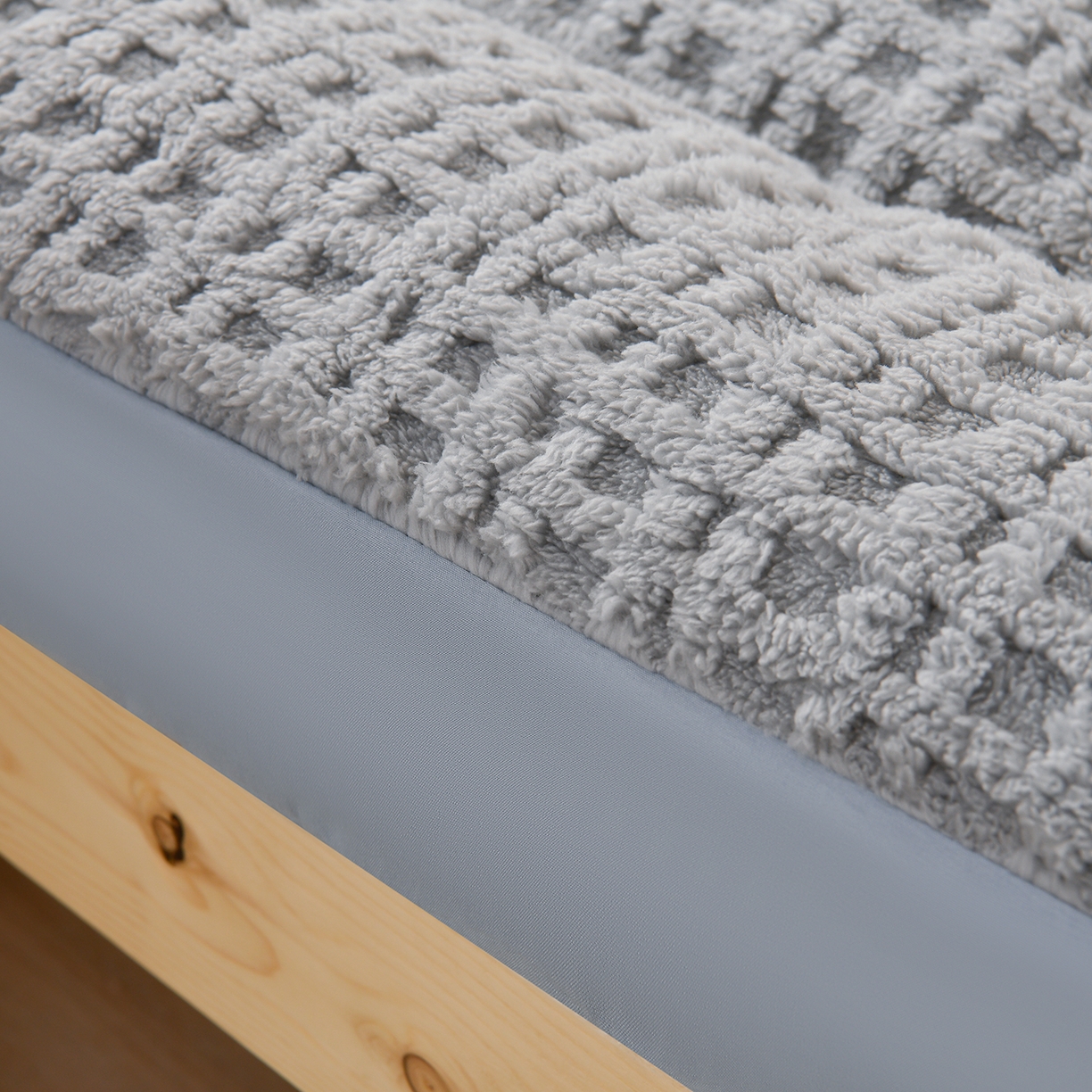 91家纺网 家纺一手货源 找家纺 预言家纺 2025新款A类提花牛奶绒塔芙绒床垫跨境 方格烟灰