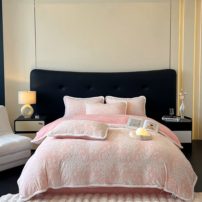 91家纺网 家纺一手货源 找家纺 诺梵 2025新款8斤立体雕花牛奶绒四件套_控价标准高于139，加大高于149 蒂娜-粉