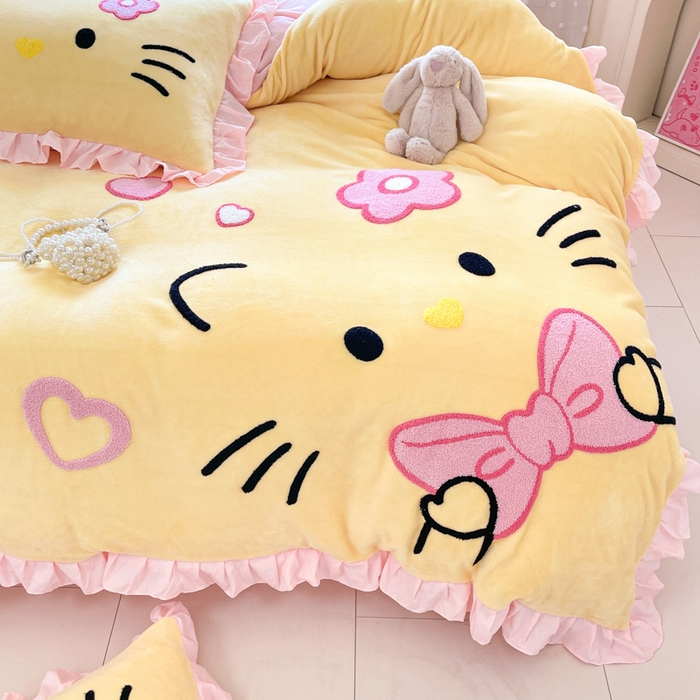 91家纺网 家纺一手货源 找家纺 泉欣家纺 2025新款牛奶绒公主风毛巾绣花床单款床笠款四件套三件套奶糖猫咪（专版） 奶糖猫咪-黄粉