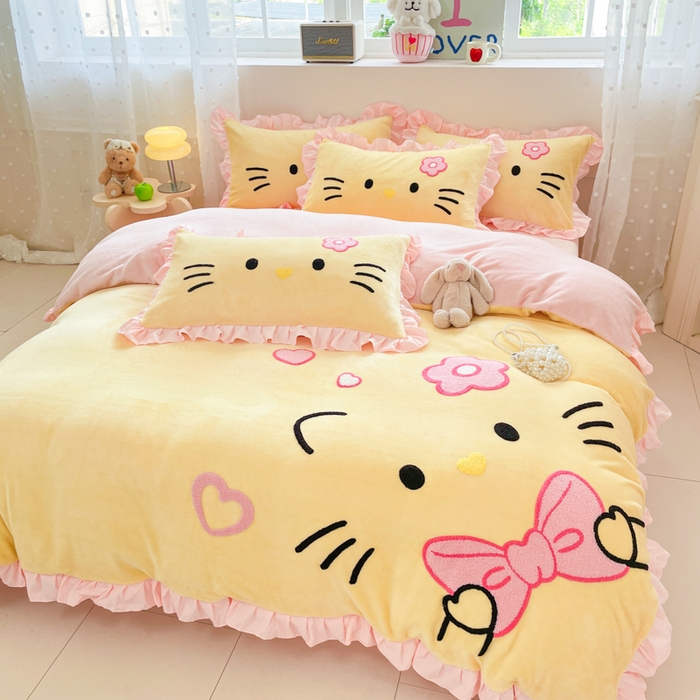 91家纺网 家纺一手货源 找家纺 泉欣家纺 2025新款牛奶绒公主风毛巾绣花床单款床笠款四件套三件套奶糖猫咪（专版） 奶糖猫咪-黄粉