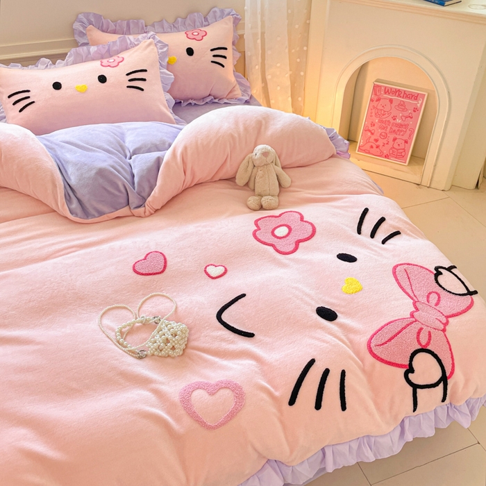 91家纺网 家纺一手货源 找家纺 泉欣家纺 2025新款牛奶绒公主风毛巾绣花床单款床笠款四件套三件套奶糖猫咪（专版） 奶糖猫咪-粉紫
