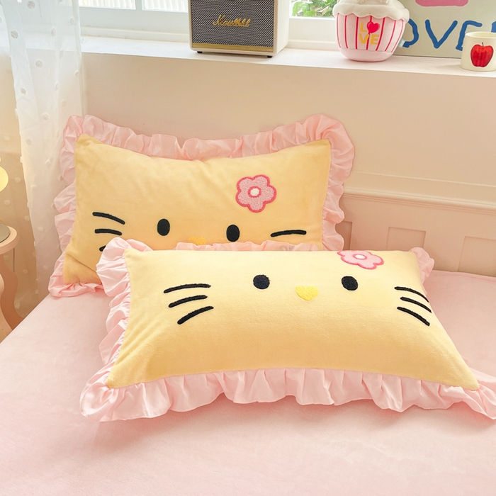 91家纺网 家纺一手货源 找家纺 泉欣家纺 2025新款牛奶绒公主风毛巾绣花床单款床笠款四件套三件套奶糖猫咪（专版） 奶糖猫咪-黄粉