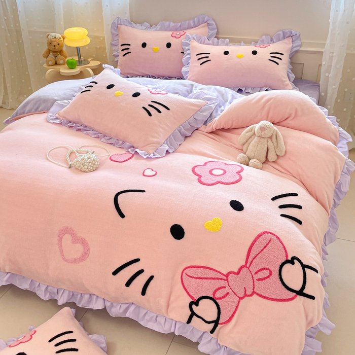 91家纺网 家纺一手货源 找家纺 泉欣家纺 2025新款牛奶绒公主风毛巾绣花床单款床笠款四件套三件套奶糖猫咪（专版） 奶糖猫咪-粉紫