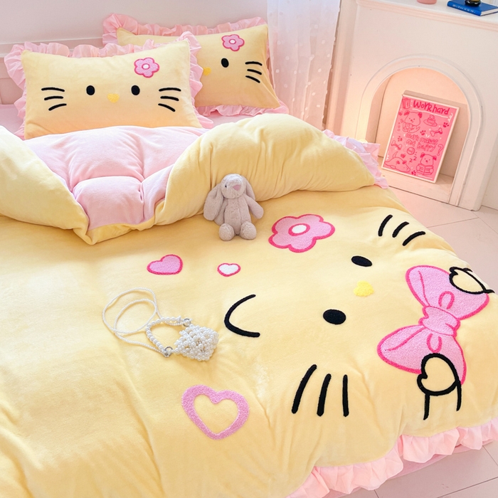 91家纺网 家纺一手货源 找家纺 泉欣家纺 2025新款牛奶绒公主风毛巾绣花床单款床笠款四件套三件套奶糖猫咪（专版） 奶糖猫咪-黄粉