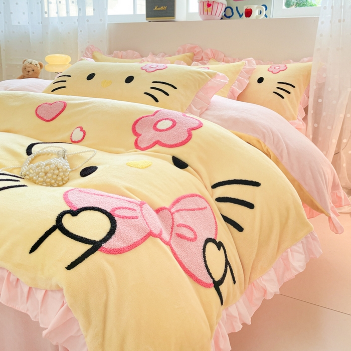 91家纺网 家纺一手货源 找家纺 泉欣家纺 2025新款牛奶绒公主风毛巾绣花床单款床笠款四件套三件套奶糖猫咪（专版） 奶糖猫咪-黄粉