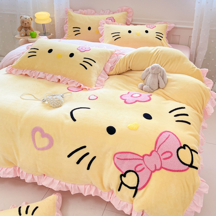 91家纺网 家纺一手货源 找家纺 泉欣家纺 2025新款牛奶绒公主风毛巾绣花床单款床笠款四件套三件套奶糖猫咪（专版） 奶糖猫咪-黄粉