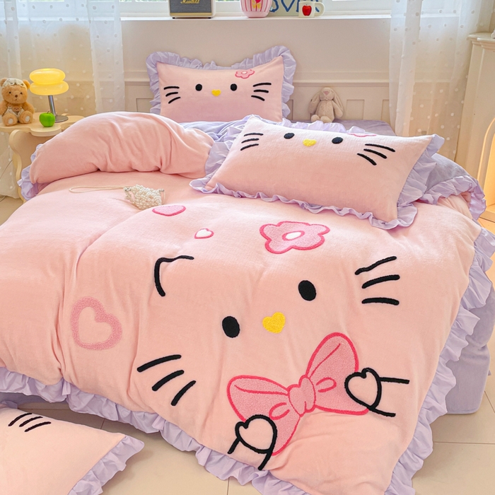 91家纺网 家纺一手货源 找家纺 泉欣家纺 2025新款牛奶绒公主风毛巾绣花床单款床笠款四件套三件套奶糖猫咪（专版） 奶糖猫咪-粉紫