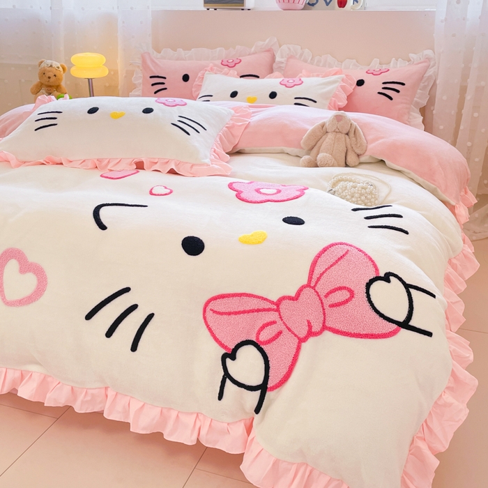 91家纺网 家纺一手货源 找家纺 （总）泉欣家纺 2025新款牛奶绒公主风毛巾绣花床单款床笠款四件套三件套奶糖猫咪（专版）