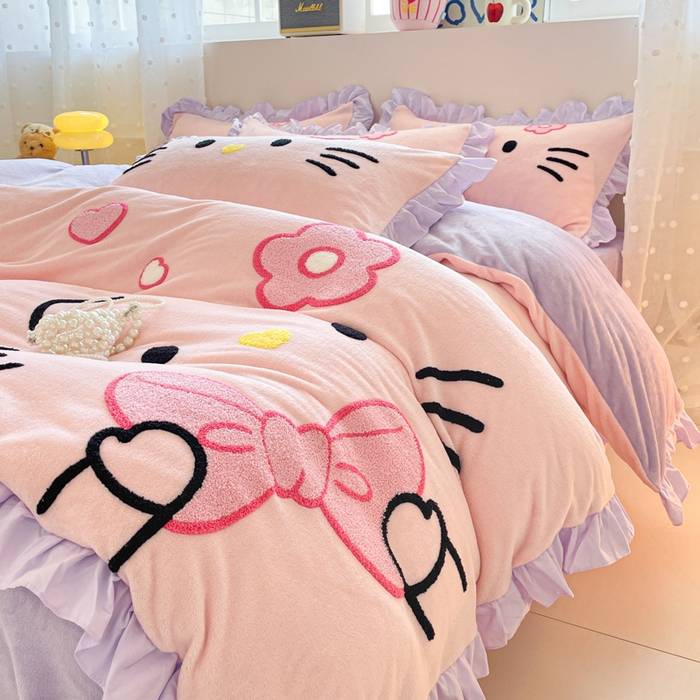 91家纺网 家纺一手货源 找家纺 泉欣家纺 2025新款牛奶绒公主风毛巾绣花床单款床笠款四件套三件套奶糖猫咪（专版） 奶糖猫咪-粉紫