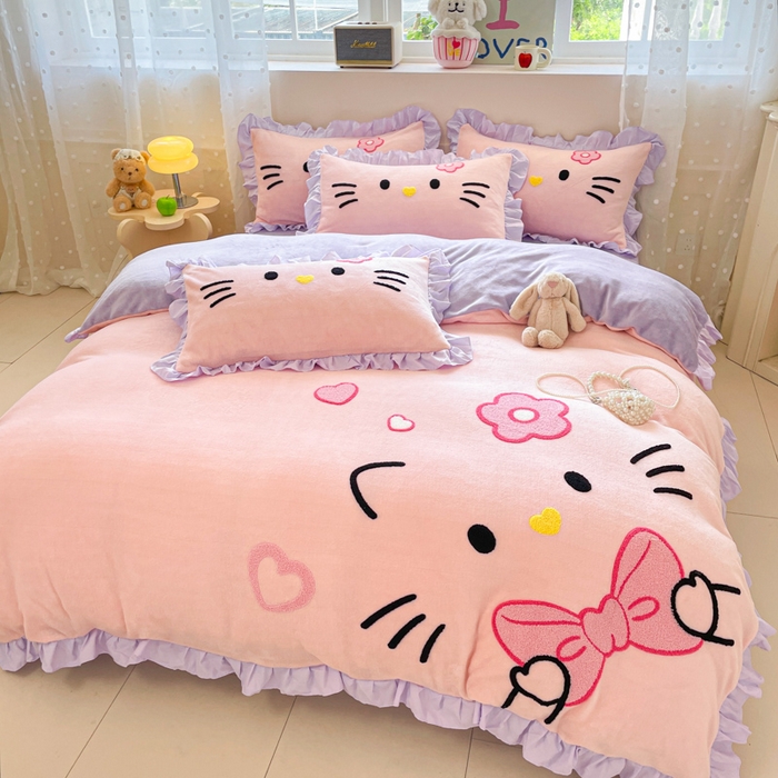 91家纺网 家纺一手货源 找家纺 泉欣家纺 2025新款牛奶绒公主风毛巾绣花床单款床笠款四件套三件套奶糖猫咪（专版） 奶糖猫咪-粉紫