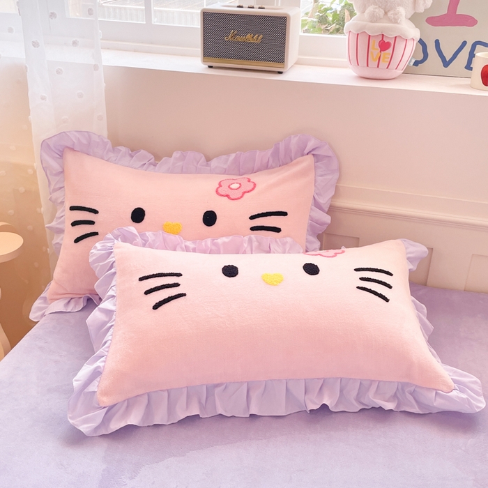 91家纺网 家纺一手货源 找家纺 泉欣家纺 2025新款牛奶绒公主风毛巾绣花床单款床笠款四件套三件套奶糖猫咪（专版） 奶糖猫咪-粉紫