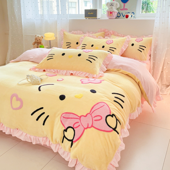 91家纺网 家纺一手货源 找家纺 泉欣家纺 2025新款牛奶绒公主风毛巾绣花床单款床笠款四件套三件套奶糖猫咪（专版） 奶糖猫咪-黄粉