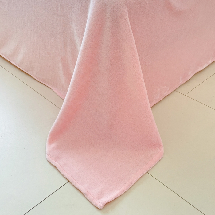 91家纺网 家纺一手货源 找家纺 泉欣家纺 2025新款牛奶绒公主风毛巾绣花床单款床笠款四件套三件套奶糖猫咪（专版） 奶糖猫咪-粉