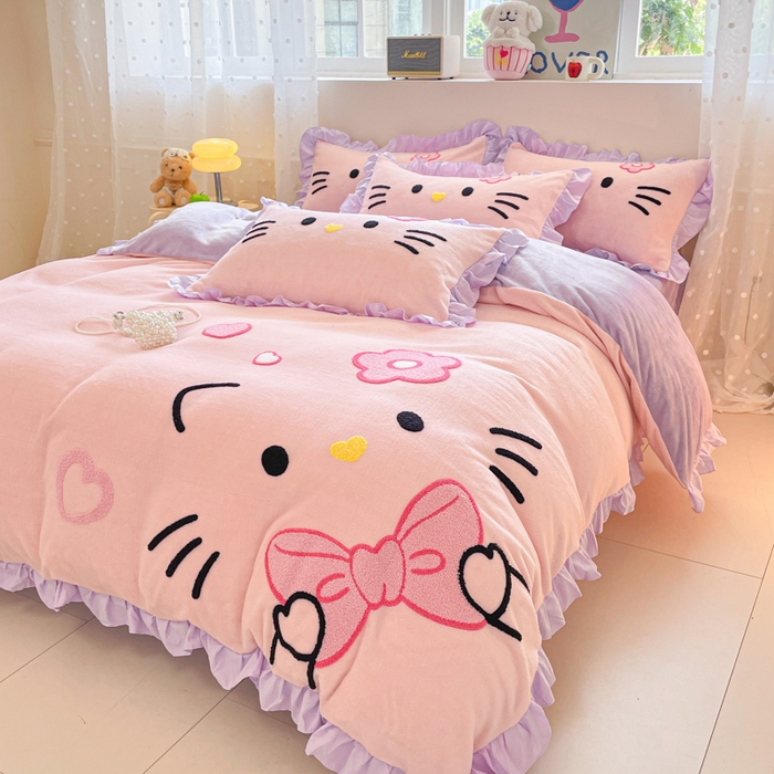 91家纺网 家纺一手货源 找家纺 泉欣家纺 2025新款牛奶绒公主风毛巾绣花床单款床笠款四件套三件套奶糖猫咪（专版） 奶糖猫咪-粉紫