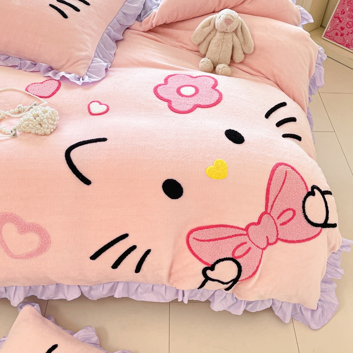 91家纺网 家纺一手货源 找家纺 泉欣家纺 2025新款牛奶绒公主风毛巾绣花床单款床笠款四件套三件套奶糖猫咪（专版） 奶糖猫咪-粉紫