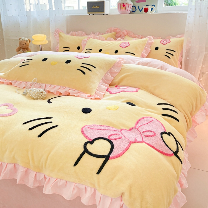 91家纺网 家纺一手货源 找家纺 泉欣家纺 2025新款牛奶绒公主风毛巾绣花床单款床笠款四件套三件套奶糖猫咪（专版） 奶糖猫咪-黄粉