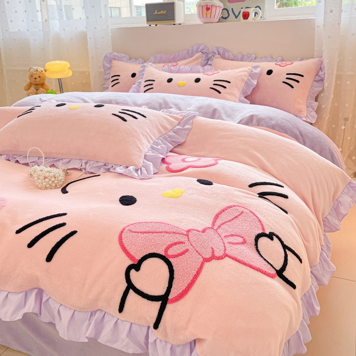 91家纺网 家纺一手货源 找家纺 泉欣家纺 2025新款牛奶绒公主风毛巾绣花床单款床笠款四件套三件套奶糖猫咪（专版） 奶糖猫咪-粉紫