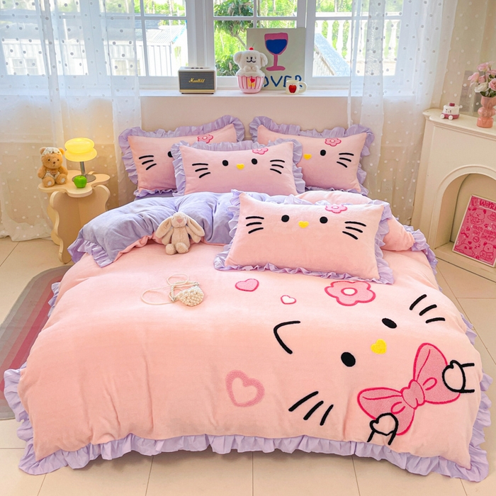 91家纺网 家纺一手货源 找家纺 泉欣家纺 2025新款牛奶绒公主风毛巾绣花床单款床笠款四件套三件套奶糖猫咪（专版） 奶糖猫咪-粉紫