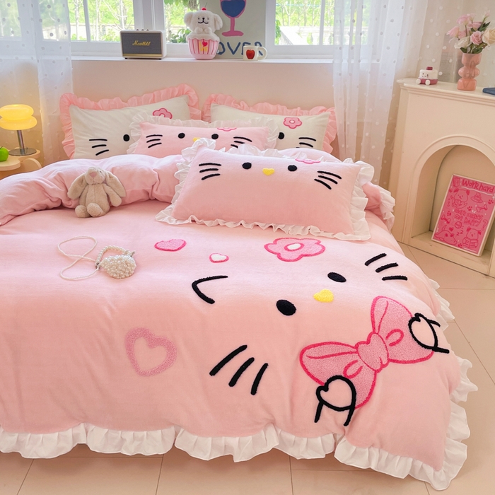 91家纺网 家纺一手货源 找家纺 泉欣家纺 2025新款牛奶绒公主风毛巾绣花床单款床笠款四件套三件套奶糖猫咪（专版） 奶糖猫咪-粉
