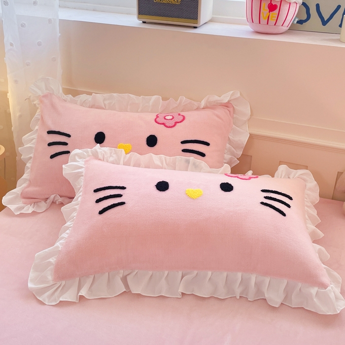 91家纺网 家纺一手货源 找家纺 泉欣家纺 2025新款牛奶绒公主风毛巾绣花床单款床笠款四件套三件套奶糖猫咪（专版） 奶糖猫咪-粉