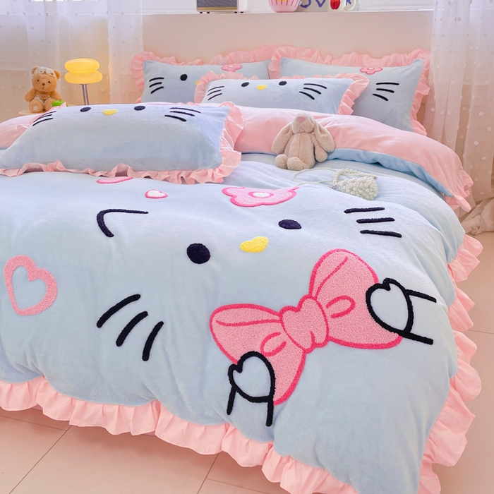 91家纺网 家纺一手货源 找家纺 （总）泉欣家纺 2025新款牛奶绒公主风毛巾绣花床单款床笠款四件套三件套奶糖猫咪（专版）