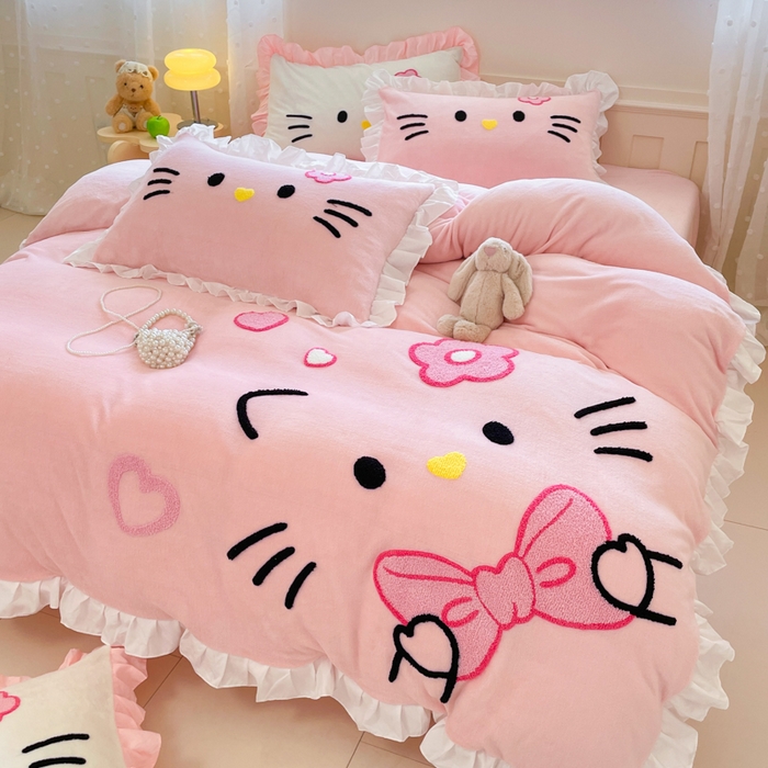 91家纺网 家纺一手货源 找家纺 泉欣家纺 2025新款牛奶绒公主风毛巾绣花床单款床笠款四件套三件套奶糖猫咪（专版） 奶糖猫咪-粉