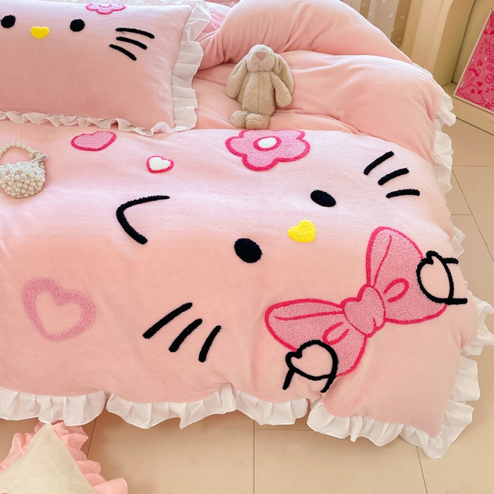 91家纺网 家纺一手货源 找家纺 泉欣家纺 2025新款牛奶绒公主风毛巾绣花床单款床笠款四件套三件套奶糖猫咪（专版） 奶糖猫咪-粉