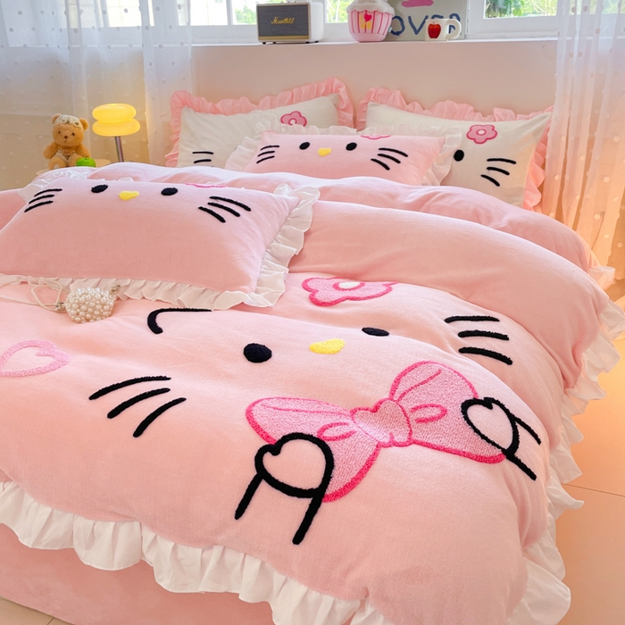 91家纺网 家纺一手货源 找家纺 泉欣家纺 2025新款牛奶绒公主风毛巾绣花床单款床笠款四件套三件套奶糖猫咪（专版） 奶糖猫咪-粉