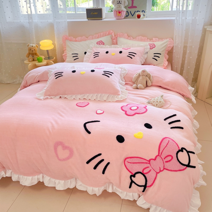 91家纺网 家纺一手货源 找家纺 泉欣家纺 2025新款牛奶绒公主风毛巾绣花床单款床笠款四件套三件套奶糖猫咪（专版） 奶糖猫咪-粉