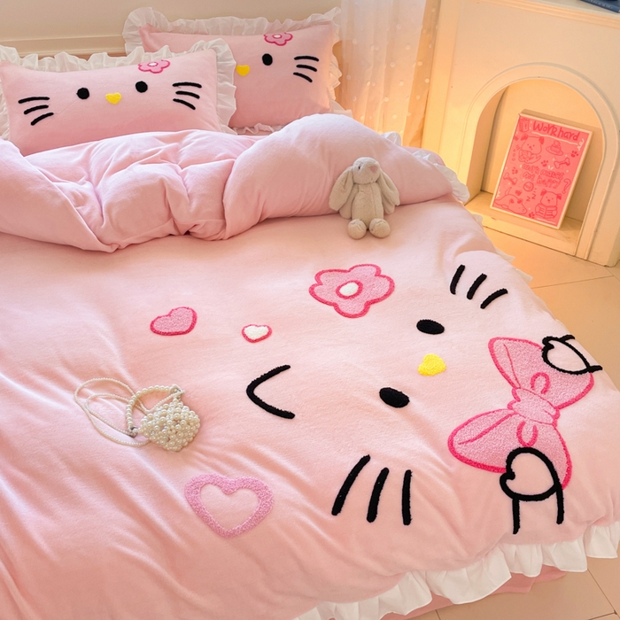 91家纺网 家纺一手货源 找家纺 泉欣家纺 2025新款牛奶绒公主风毛巾绣花床单款床笠款四件套三件套奶糖猫咪（专版） 奶糖猫咪-粉