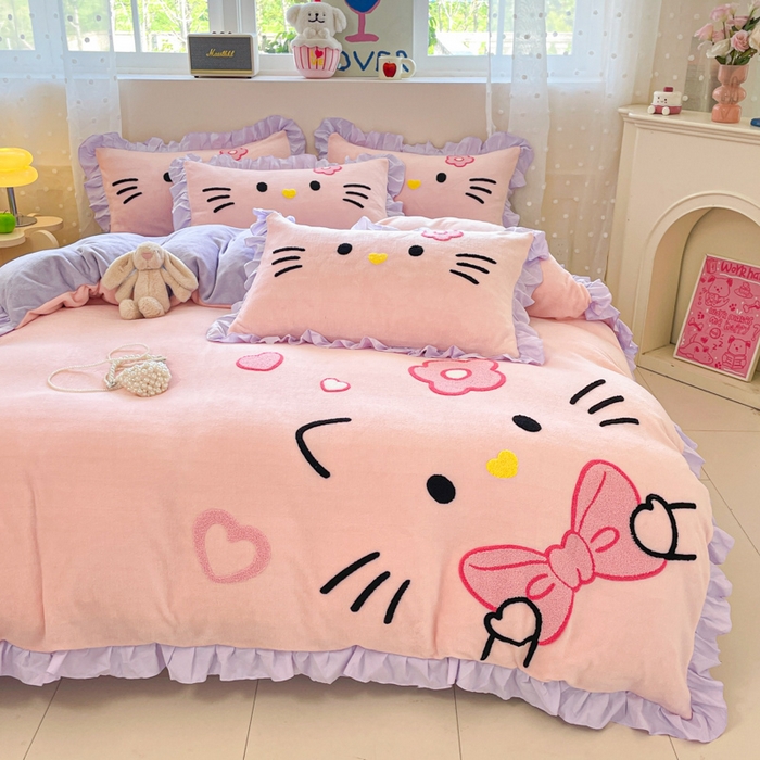91家纺网 家纺一手货源 找家纺 泉欣家纺 2025新款牛奶绒公主风毛巾绣花床单款床笠款四件套三件套奶糖猫咪（专版） 奶糖猫咪-粉紫