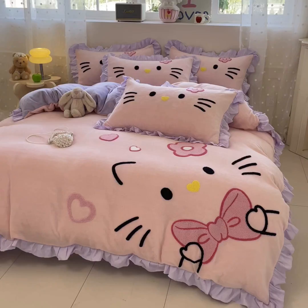 91家纺网 家纺一手货源 找家纺 泉欣家纺 2025新款牛奶绒公主风毛巾绣花床单款床笠款四件套三件套奶糖猫咪（专版） 奶糖猫咪-粉紫
