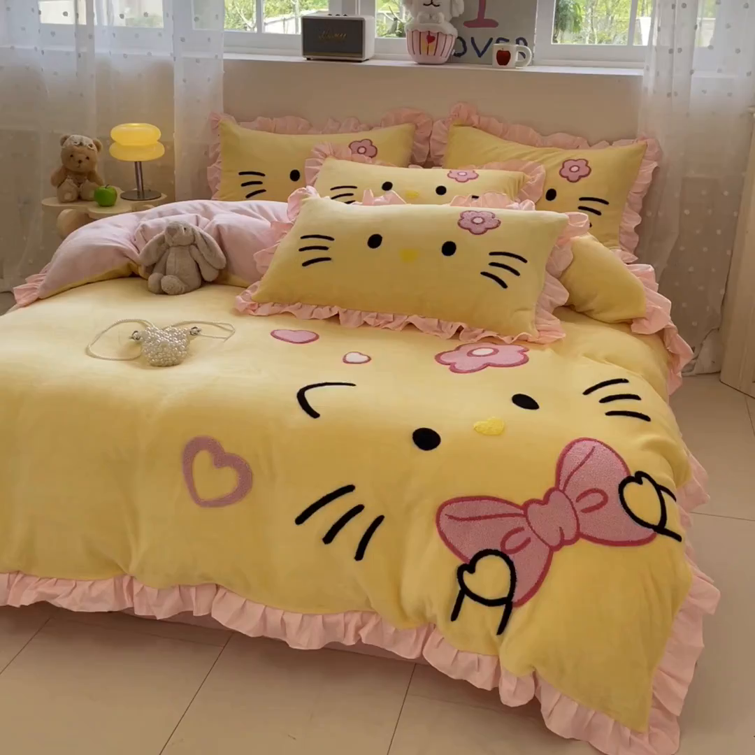 91家纺网 家纺一手货源 找家纺 泉欣家纺 2025新款牛奶绒公主风毛巾绣花床单款床笠款四件套三件套奶糖猫咪（专版） 奶糖猫咪-黄粉