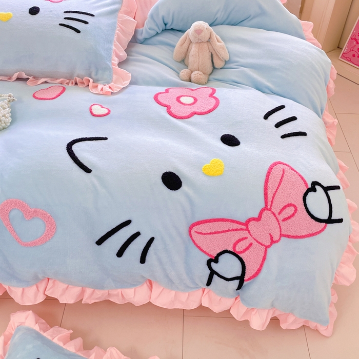 91家纺网 家纺一手货源 找家纺 泉欣家纺 2025新款牛奶绒公主风毛巾绣花床单款床笠款四件套三件套奶糖猫咪（专版） 奶糖猫咪-蓝粉