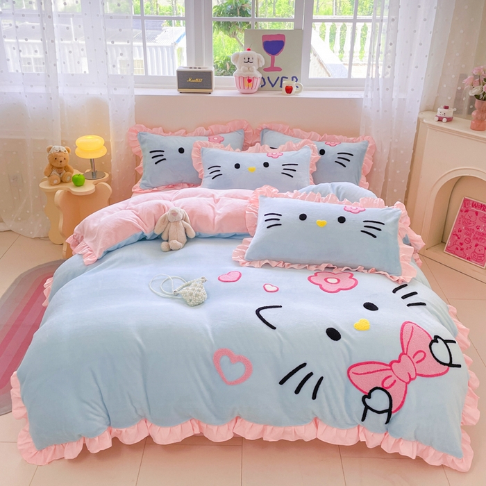 91家纺网 家纺一手货源 找家纺 泉欣家纺 2025新款牛奶绒公主风毛巾绣花床单款床笠款四件套三件套奶糖猫咪（专版） 奶糖猫咪-蓝粉