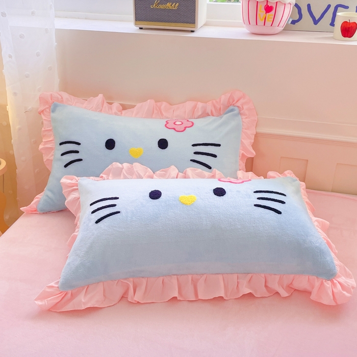 91家纺网 家纺一手货源 找家纺 泉欣家纺 2025新款牛奶绒公主风毛巾绣花床单款床笠款四件套三件套奶糖猫咪（专版） 奶糖猫咪-蓝粉