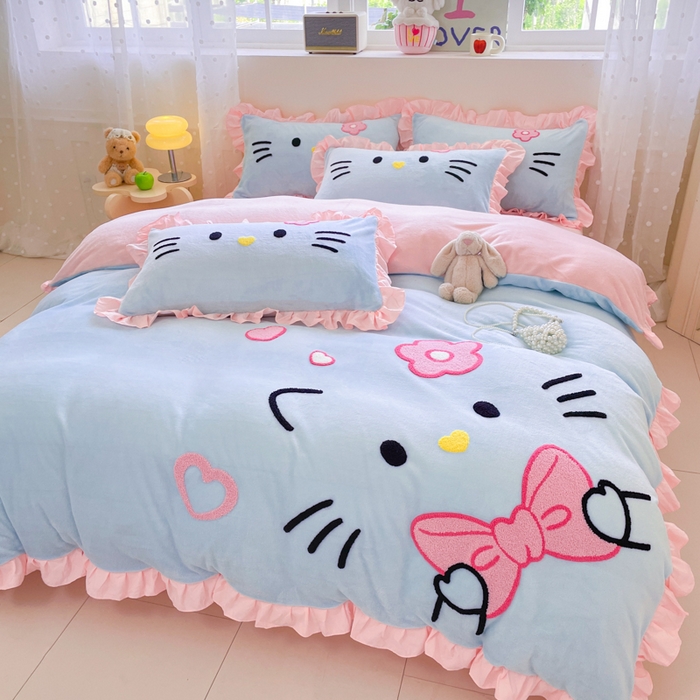 91家纺网 家纺一手货源 找家纺 泉欣家纺 2025新款牛奶绒公主风毛巾绣花床单款床笠款四件套三件套奶糖猫咪（专版） 奶糖猫咪-蓝粉