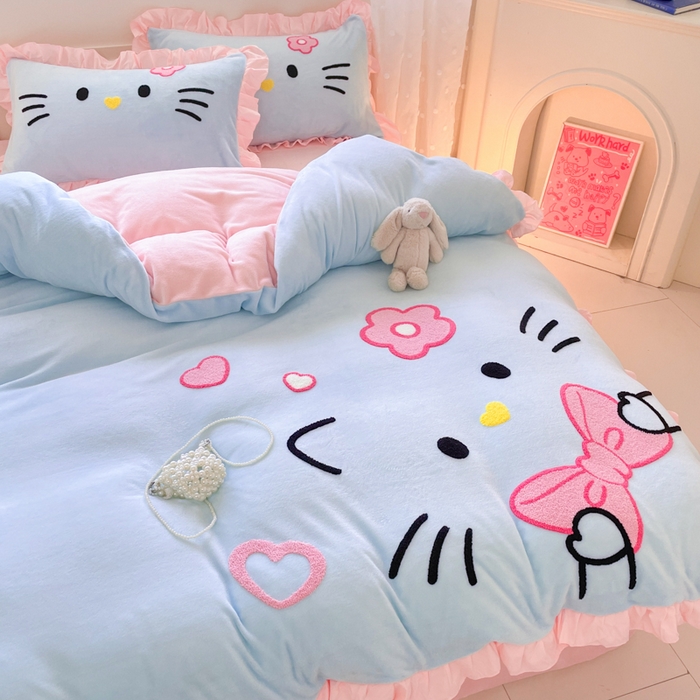 91家纺网 家纺一手货源 找家纺 泉欣家纺 2025新款牛奶绒公主风毛巾绣花床单款床笠款四件套三件套奶糖猫咪（专版） 奶糖猫咪-蓝粉