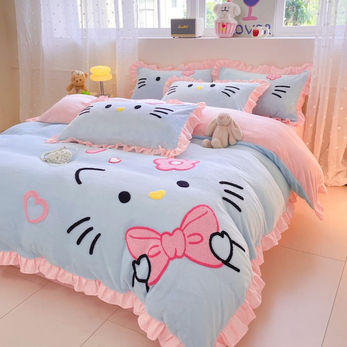 91家纺网 家纺一手货源 找家纺 泉欣家纺 2025新款牛奶绒公主风毛巾绣花床单款床笠款四件套三件套奶糖猫咪（专版） 奶糖猫咪-蓝粉