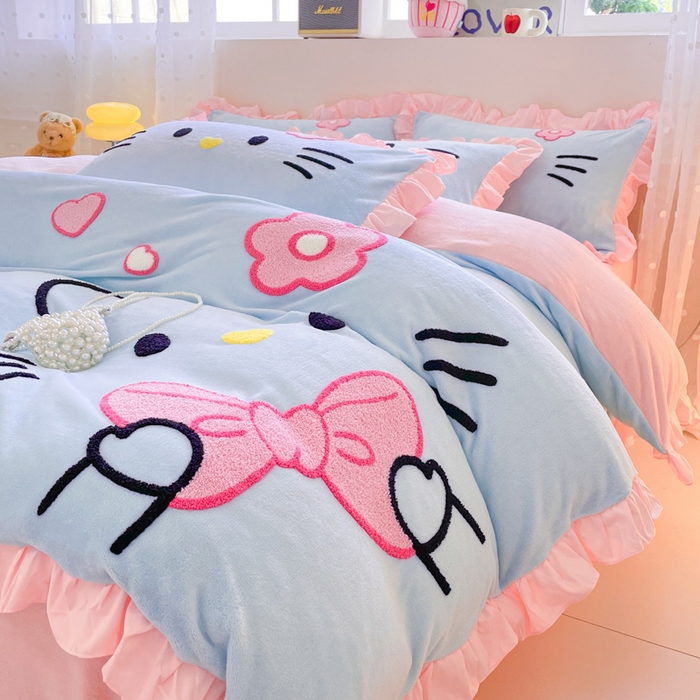 91家纺网 家纺一手货源 找家纺 泉欣家纺 2025新款牛奶绒公主风毛巾绣花床单款床笠款四件套三件套奶糖猫咪（专版） 奶糖猫咪-蓝粉