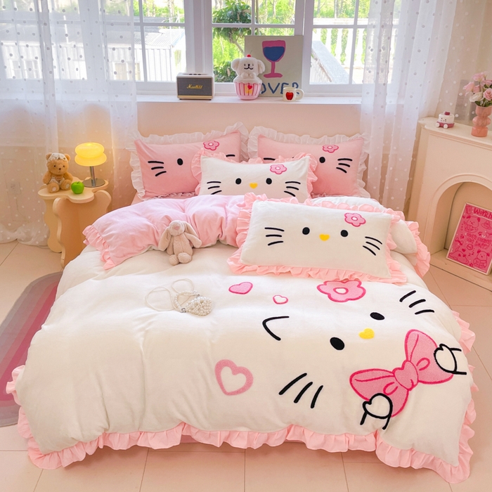 91家纺网 家纺一手货源 找家纺 泉欣家纺 2025新款牛奶绒公主风毛巾绣花床单款床笠款四件套三件套奶糖猫咪（专版） 奶糖猫咪-粉白