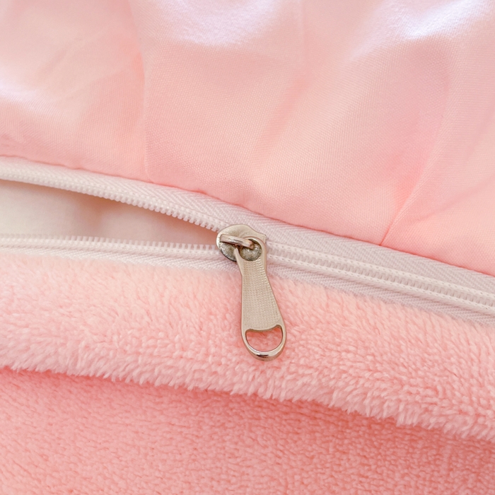 91家纺网 家纺一手货源 找家纺 泉欣家纺 2025新款牛奶绒公主风毛巾绣花床单款床笠款四件套三件套奶糖猫咪（专版） 奶糖猫咪-粉白