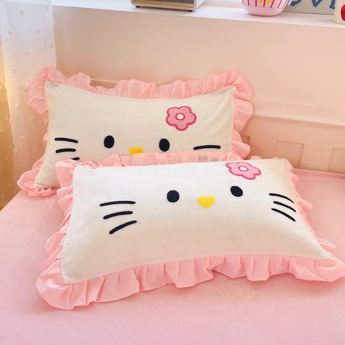 91家纺网 家纺一手货源 找家纺 泉欣家纺 2025新款牛奶绒公主风毛巾绣花床单款床笠款四件套三件套奶糖猫咪（专版） 奶糖猫咪-粉白